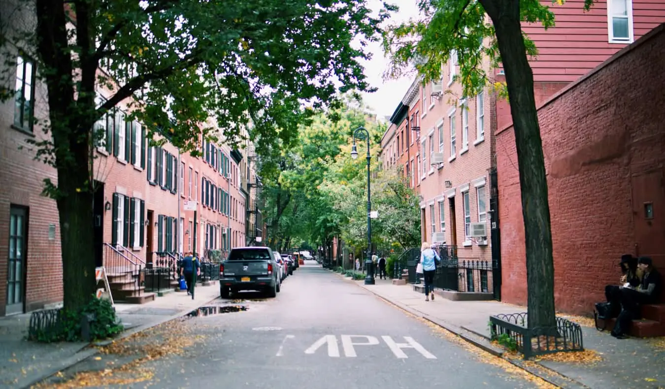 Rue sinueuse bordée de bâtiments en briques rouges à Greenwich Village à New York