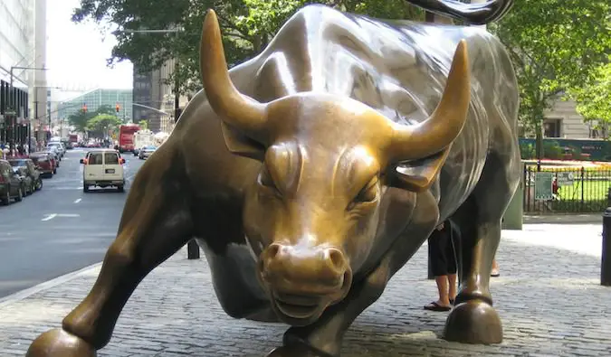 Primer pla de l'estàtua de toro de bronze a Wall Street a Nova York