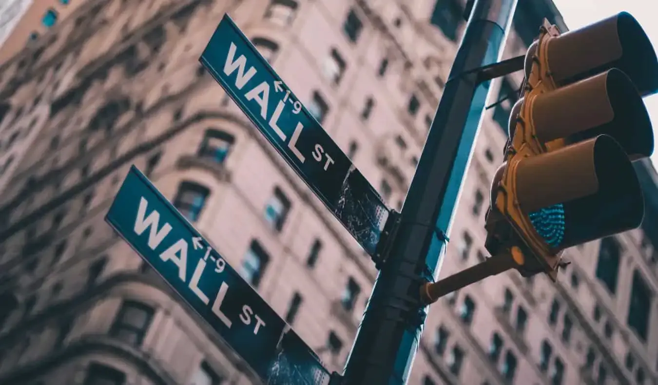 Gros plan du feu de circulation et du panneau de rue de Wall Street