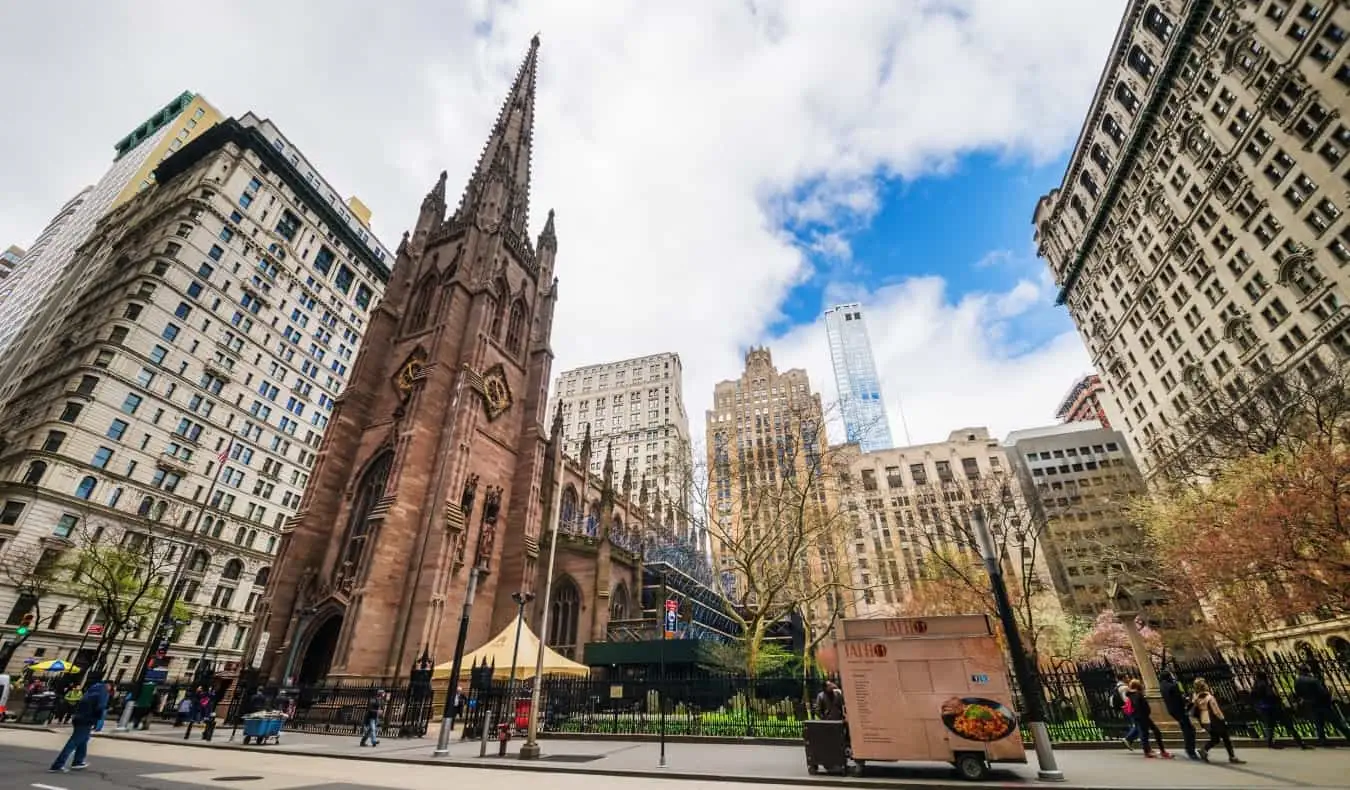 Trinity Church aurinkoisena päivänä New Yorkissa, Yhdysvalloissa