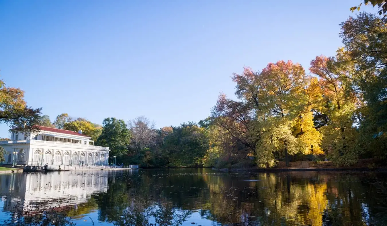 Vaikne vesi Prospect Parkis peegeldab üht vanu hooneid Brooklynis, NYC-s, USA-s