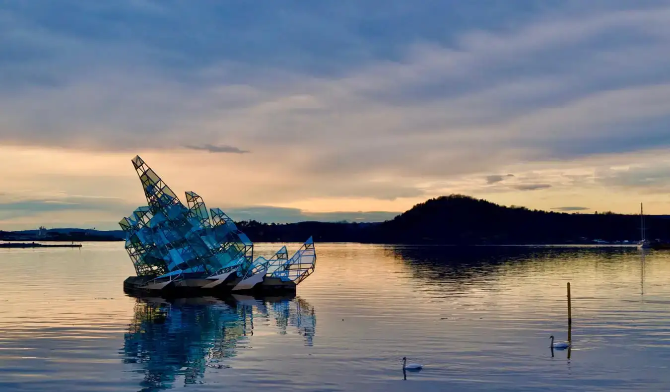 Una scultura galleggiante nel porto di Oslo, Norvegia