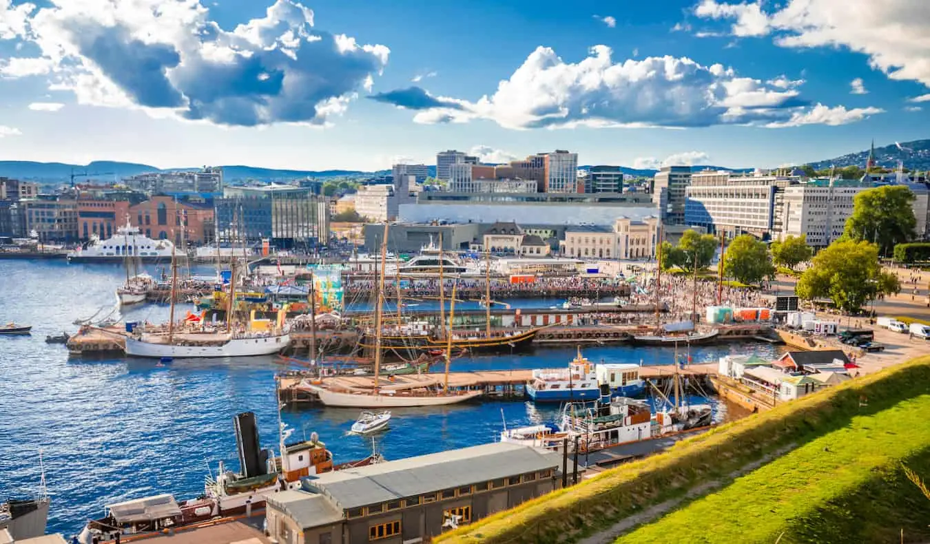 Un día soleado a lo largo del puerto en la hermosa Oslo, Noruega