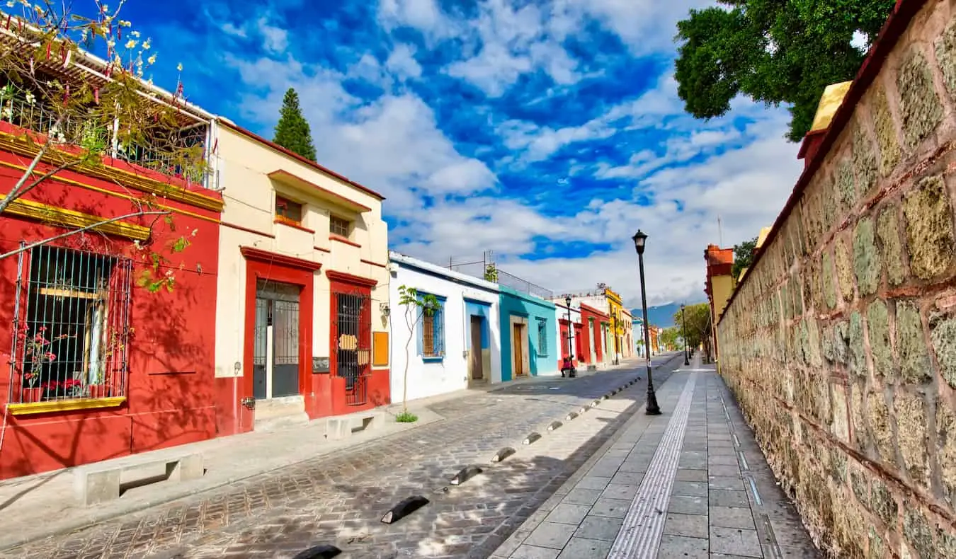 Güzel Oaxaca, Meksika'da parlak renklere boyanmış sessiz, boş bir sokak