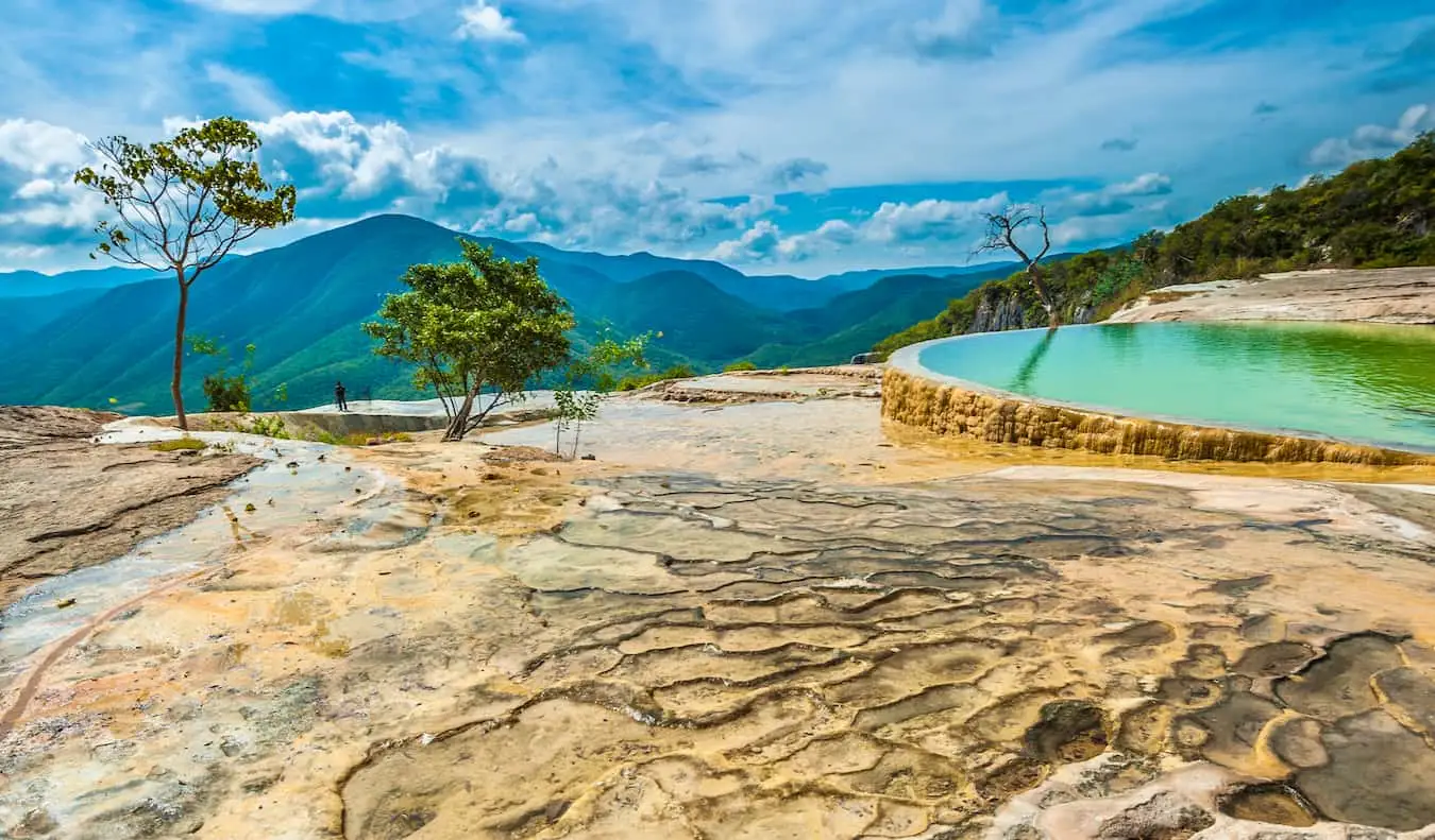 Vėsūs vandenys ir gražūs vaizdai į Hierve el Agua, plaukimo zoną netoli Oachakos, Meksikoje