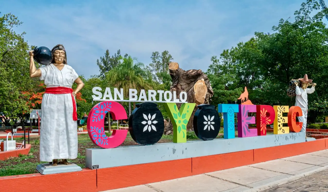 Fényes jel Coyotepec városának, egy kisvárosnak Oaxaca közelében, Mexikóban