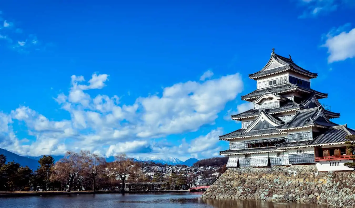 Het traditionele Japanse kasteel met uitzicht op Matsumoto in Japan