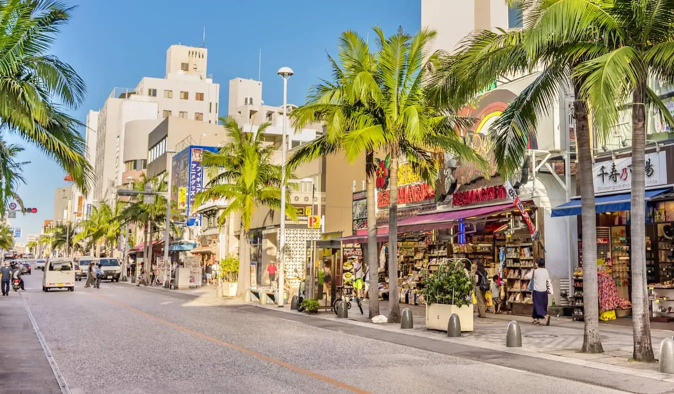 Una calle muy transitada en la soleada y subtropical Okinawa, Japón