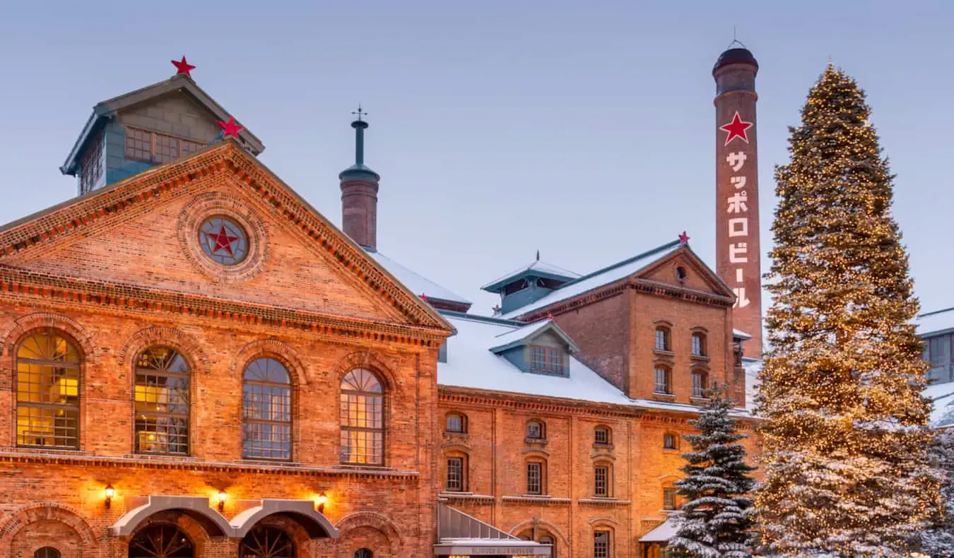 Eine alte Brauerei im Winter in Sapporo, Japan