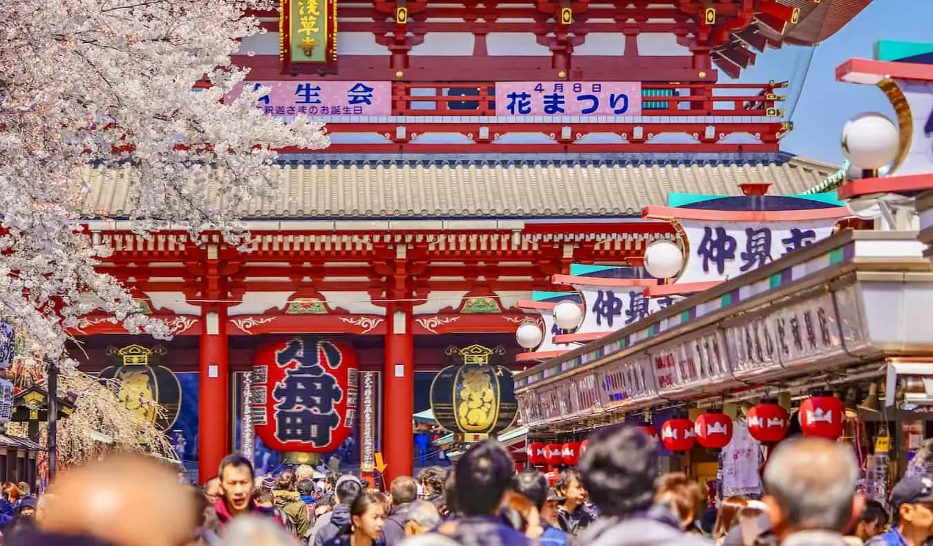 Ang mga abalang kalye ng Tokyo, Japan malapit sa isang lumang templo