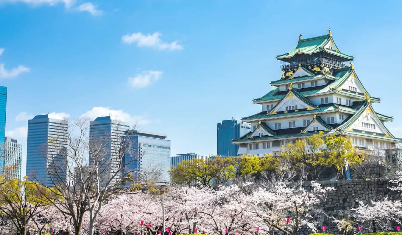 Ikoninen, kohoava Osakan linna, josta on näkymät vilkkaalle Osakassa, Japanissa aurinkoisena päivänä