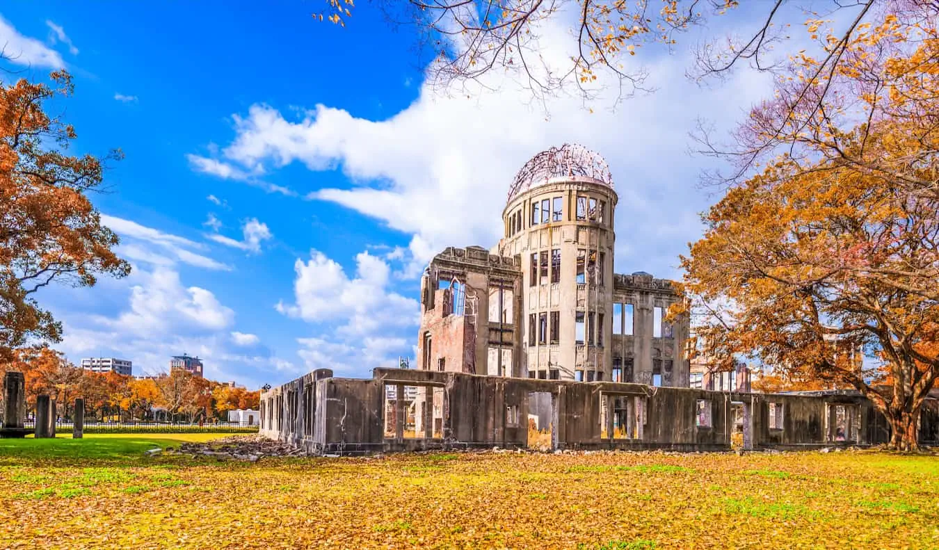 De gebombardeerde ruïnes van de atoombomlocatie in Hiroshima, Japan