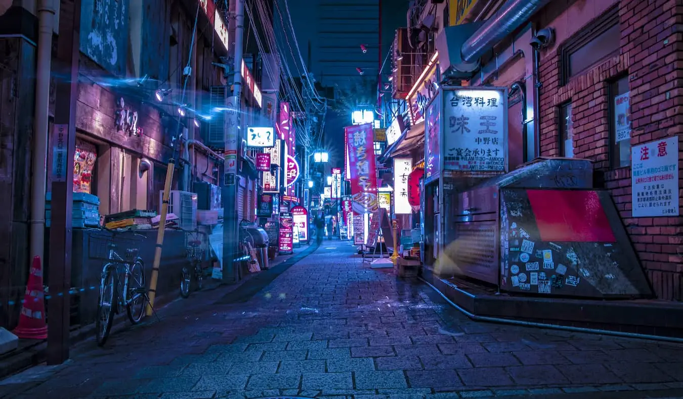 Una calle vacía con luces brillantes en Tokio, Japón