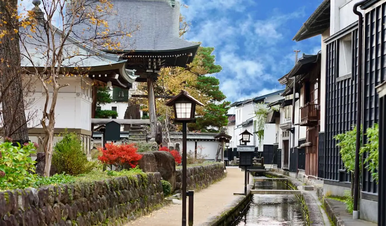 De stille gatene i naturskjønne Takayama, Japan