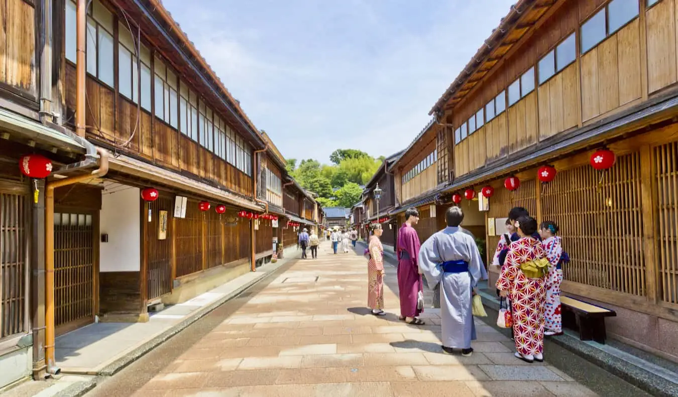 Las tranquilas calles de la pintoresca Kanazawa, Japón, con lugareños vestidos con ropa tradicional