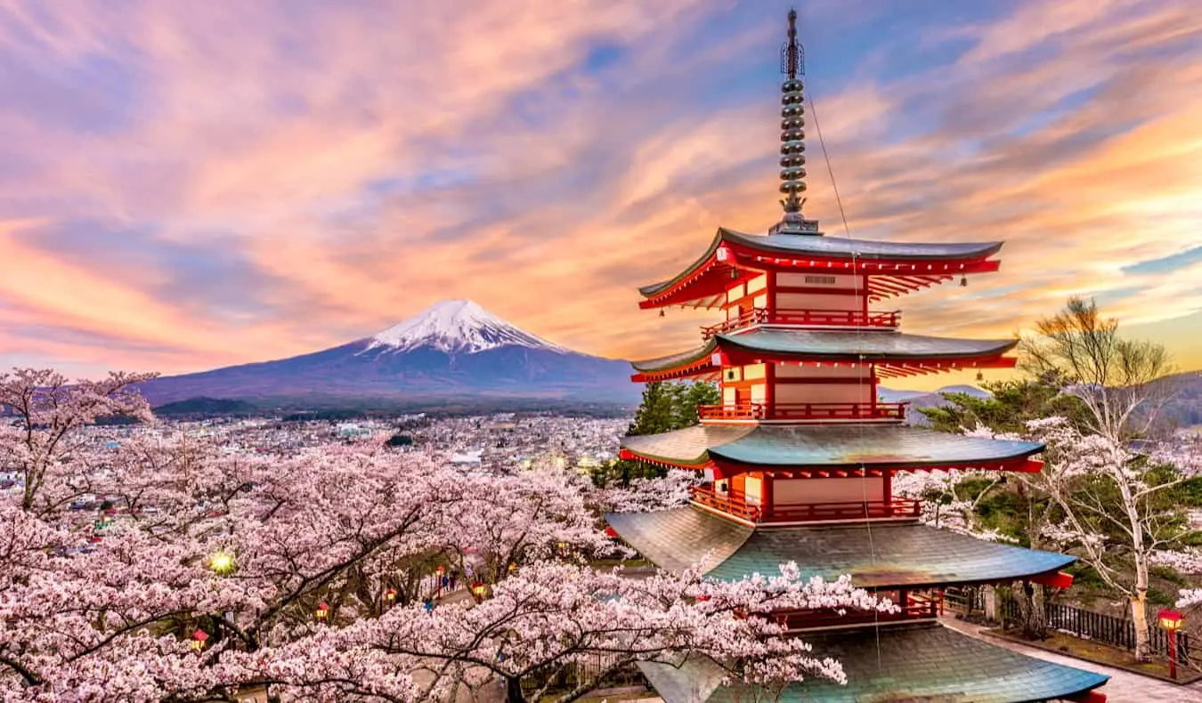 Eine hoch aufragende, farbenfrohe Pagode im Vordergrund mit dem wunderschönen Berg Fuji in der Ferne in Japan