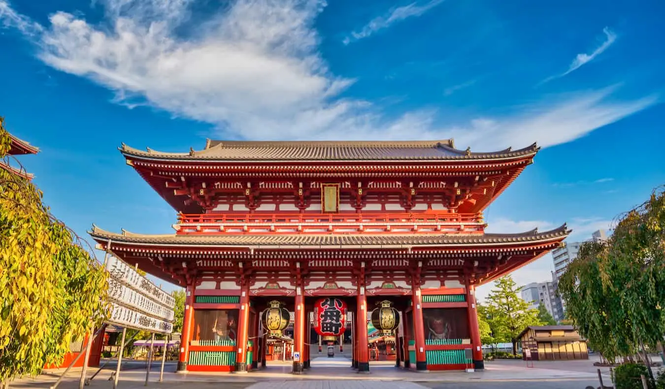 Det populære og farverige Asakusa-tempel i det travle Tokyo, Japan