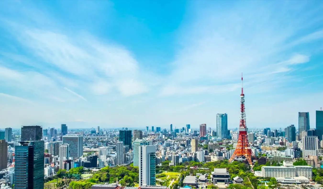 Rozľahlá panoráma Tokia v Japonsku so slávnou Tokijskou vežou