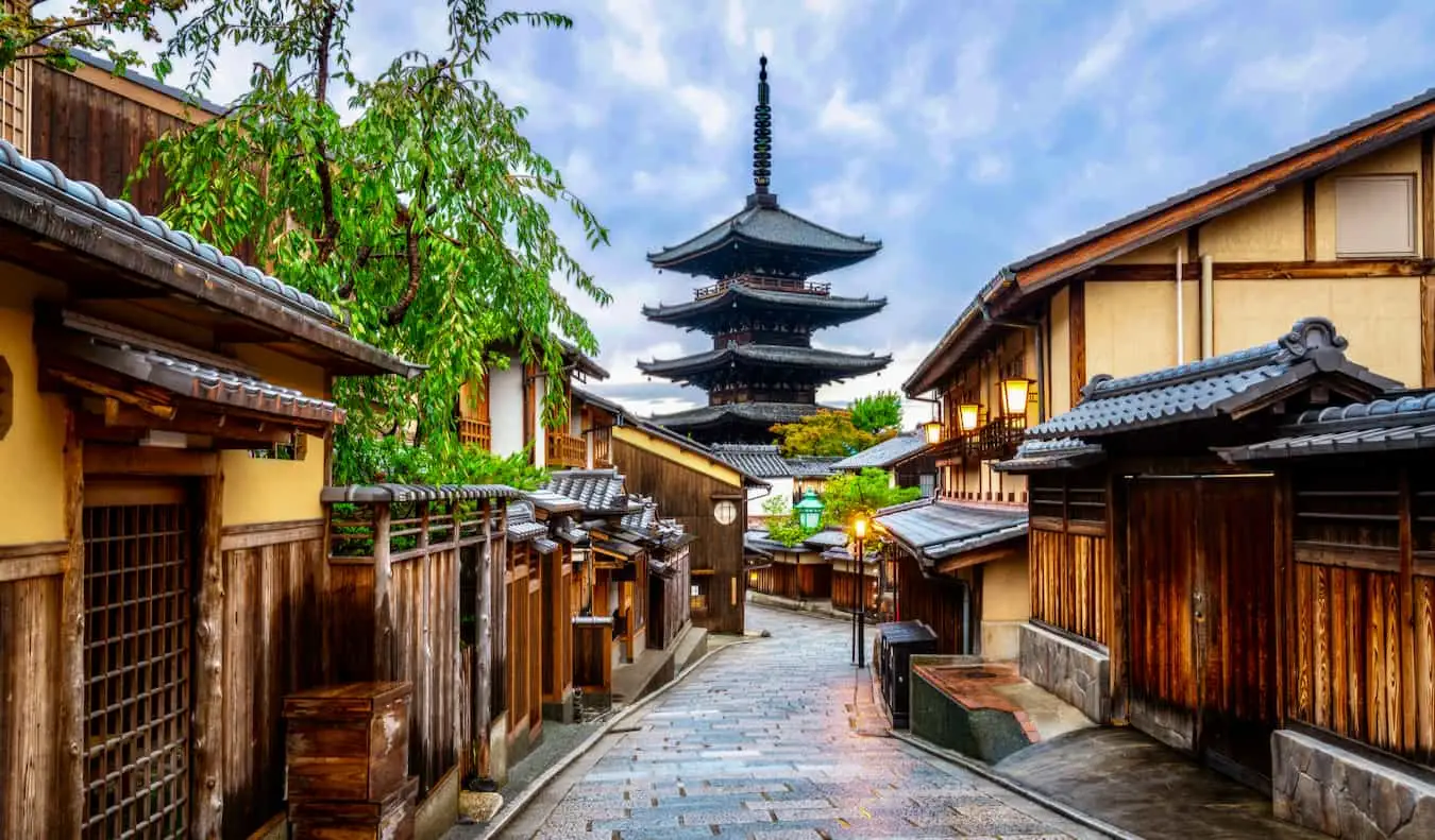 Una calle estrecha y sinuosa en la histórica Kioto, Japón