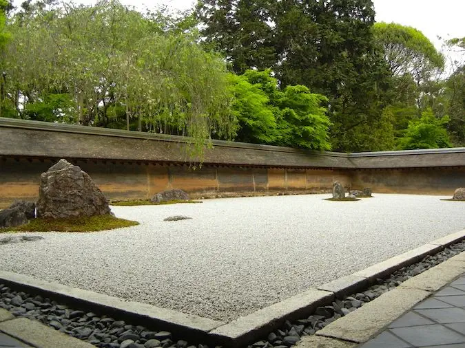 Taman batu yang terkenal di Ryoan-ji Temple di Kyoto, Jepun