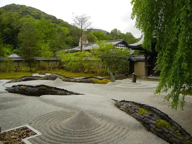 Jardí de roques del temple Kodaiji amb sorra rasgada a Kyoto, Japó