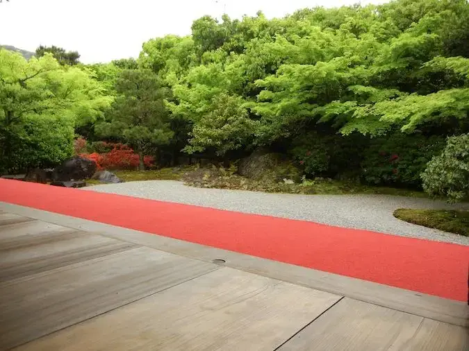 Tradicionāls akmeņu un smilšu dārzs Entoku-in templī Kioto, Japānā