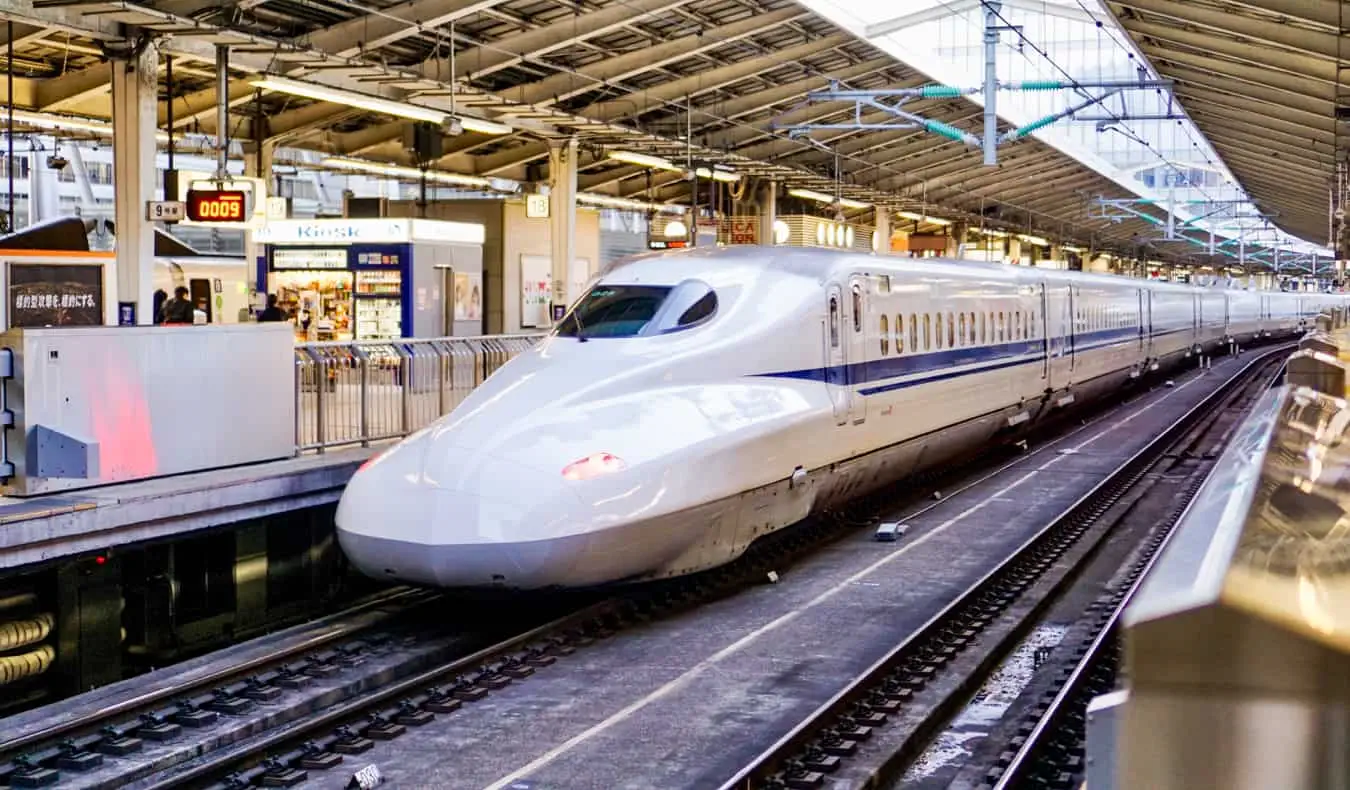 Um trem-bala super rápido Shinkansen em Tóquio, Japão