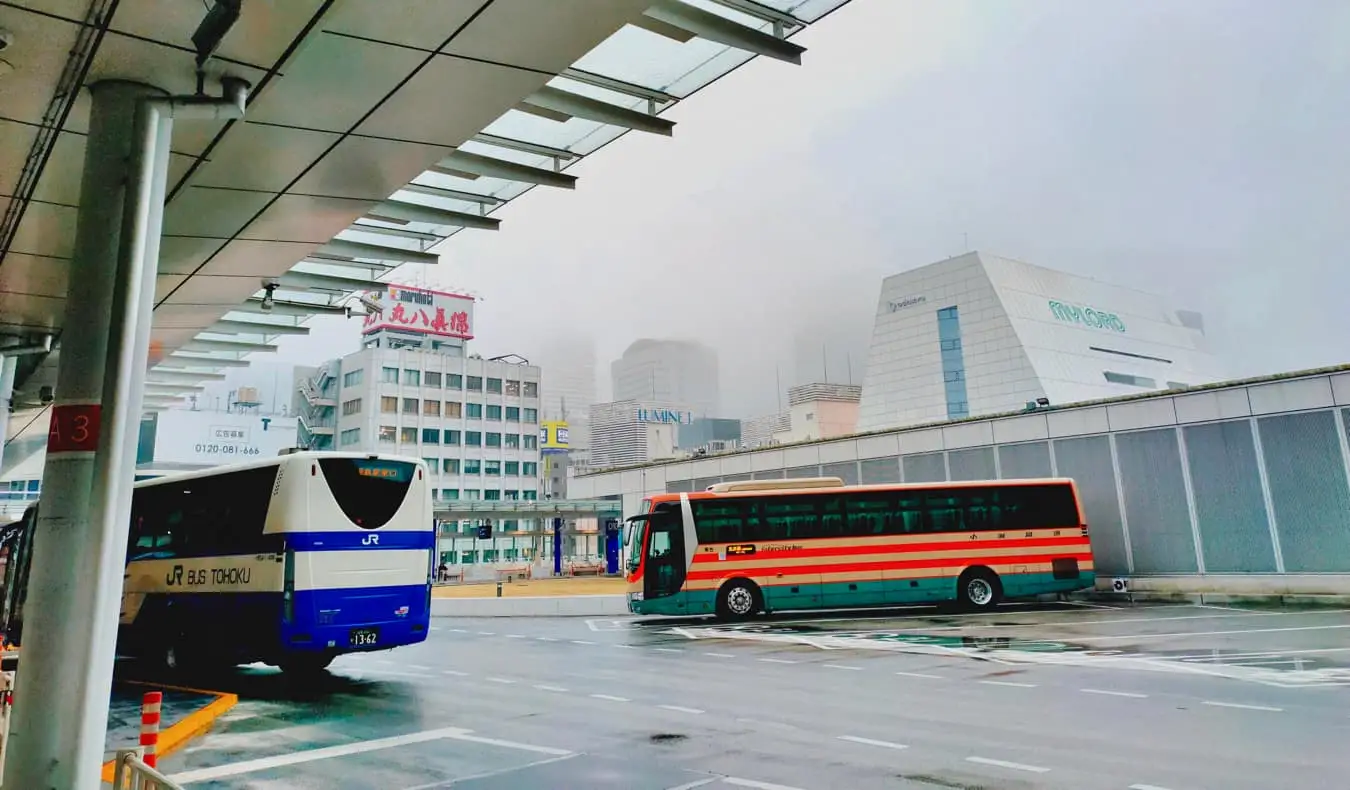 En buss på en parkeringsplats i Japan