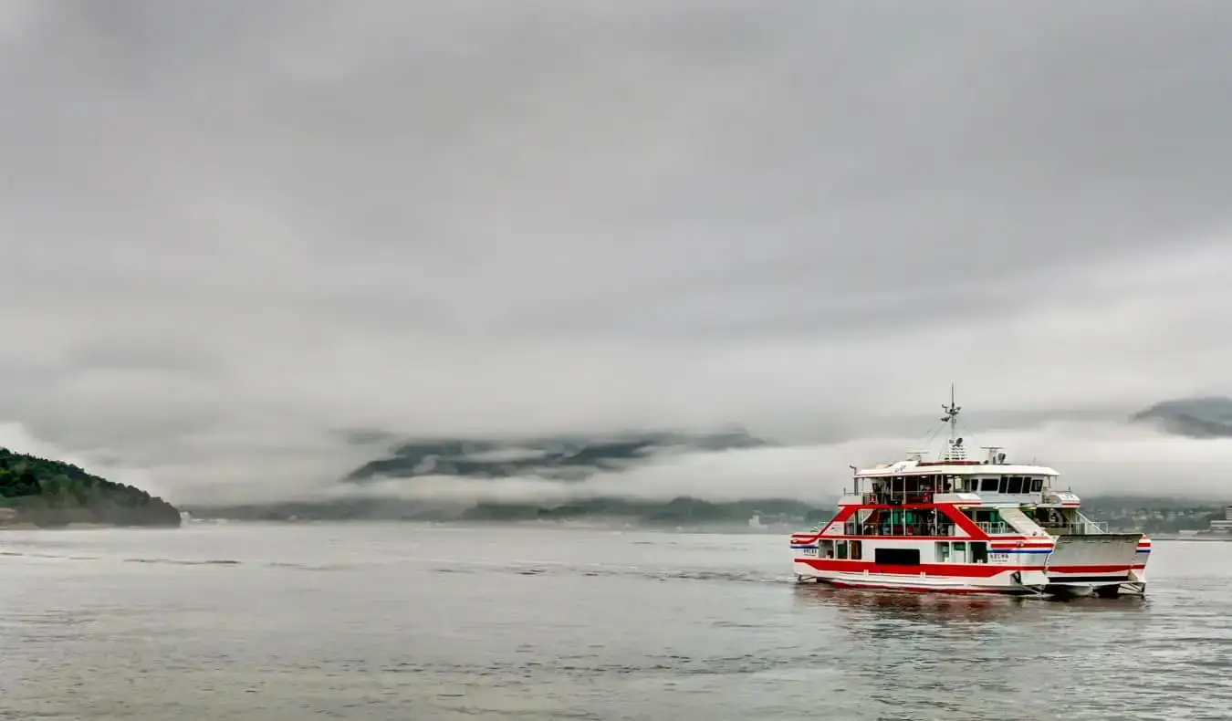 A balsa do Japão continental para a Ilha Miyajima