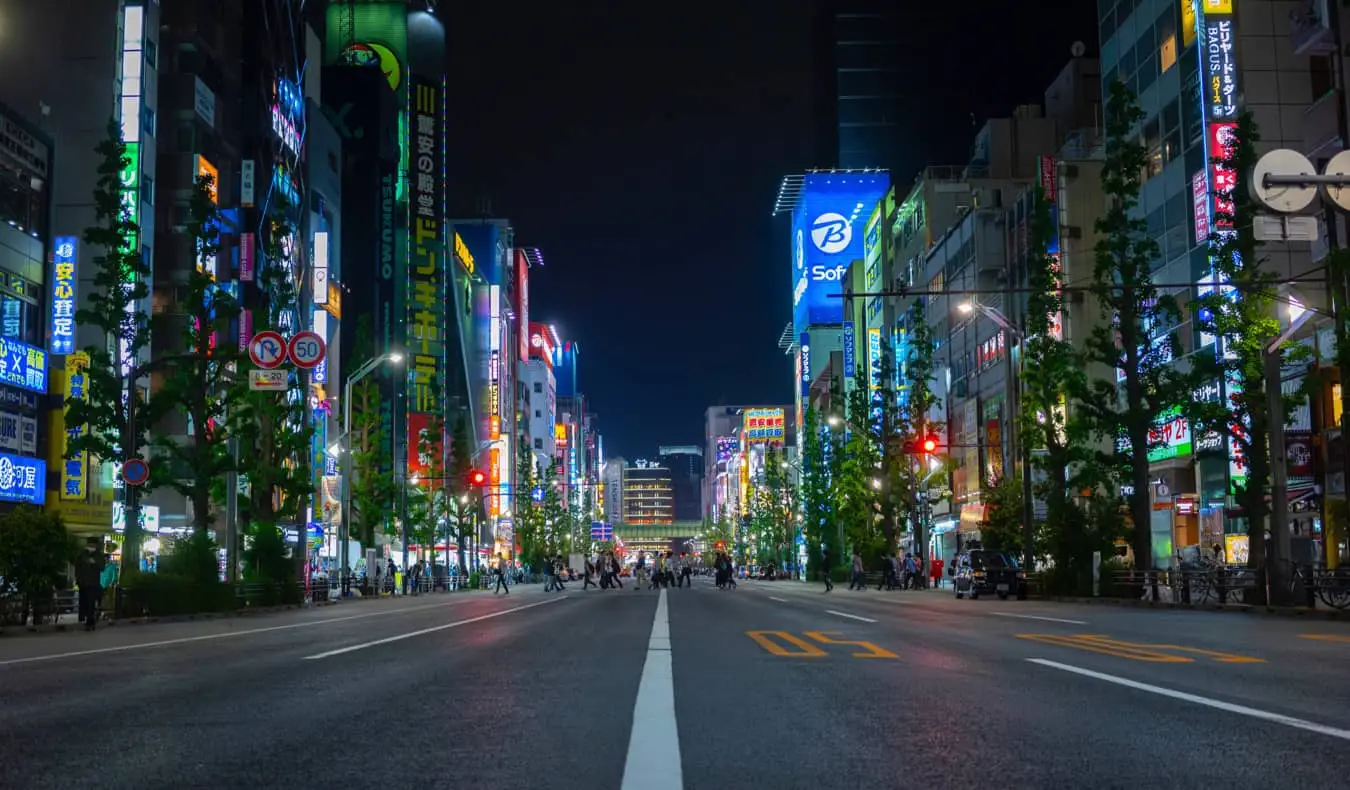 日本夜间空荡荡的道路上灯光模糊