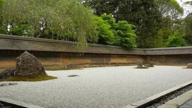 Puikiai prižiūrimas smėlio ir uolų Zen sodas Kiote, Japonijoje