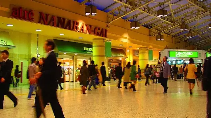 Ein geschäftiger Bahnhof voller Menschen in Japan