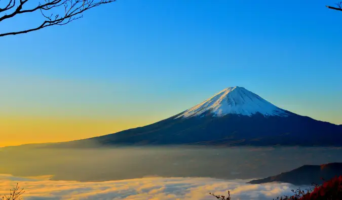 Det ensomme og snødekte Fuji-fjellet ved soloppgang i Japan