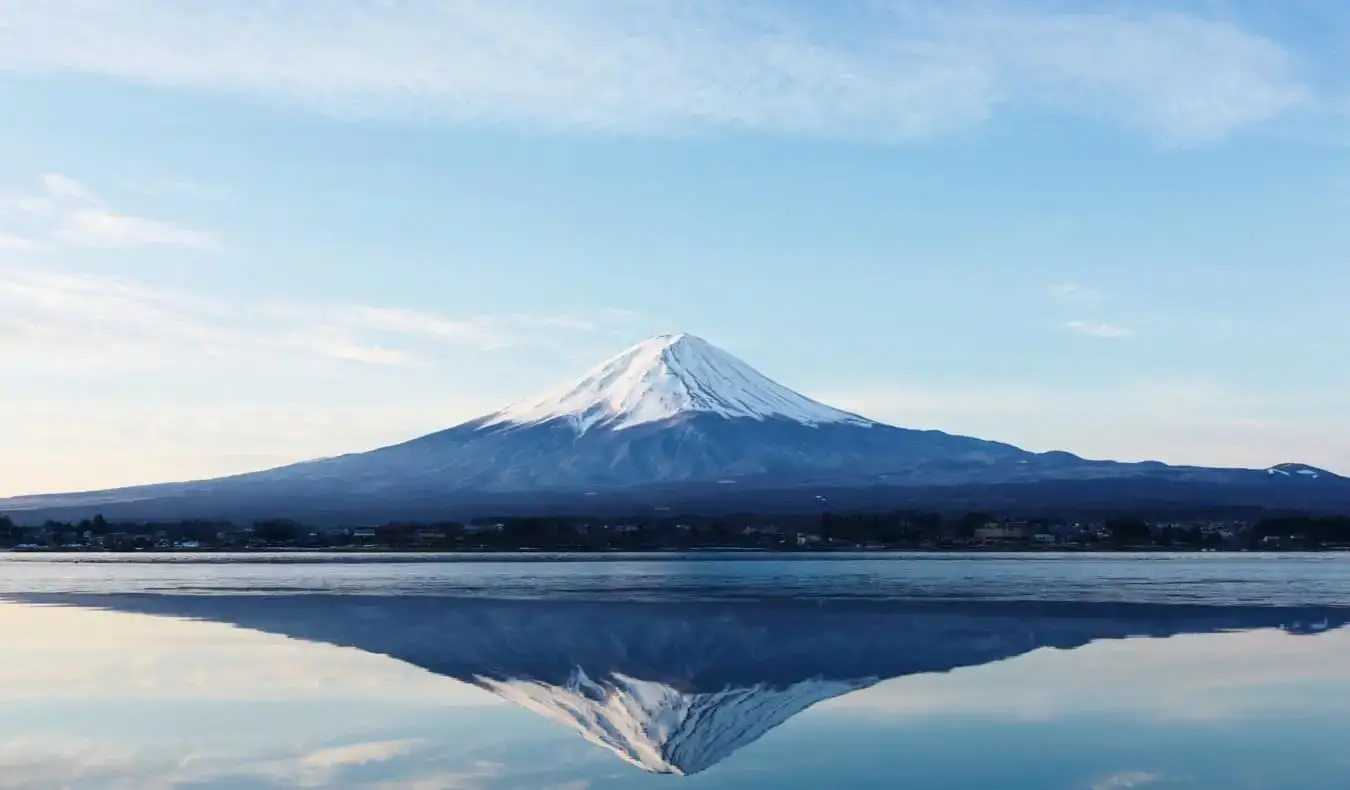 Týčiaci sa vrch Fudži sa odráža vo vodách Japonska