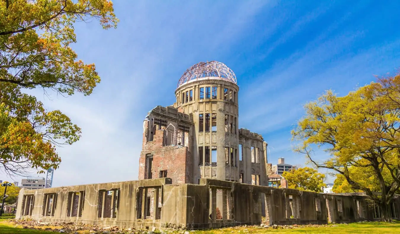 Pozostałości budynku zbombardowanego bombą nuklearną w Hiroszimie w Japonii