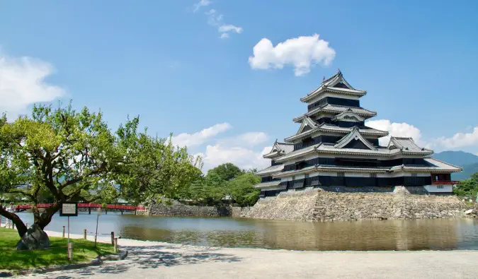 Ett stort traditionellt slott i Japan på en solig dag