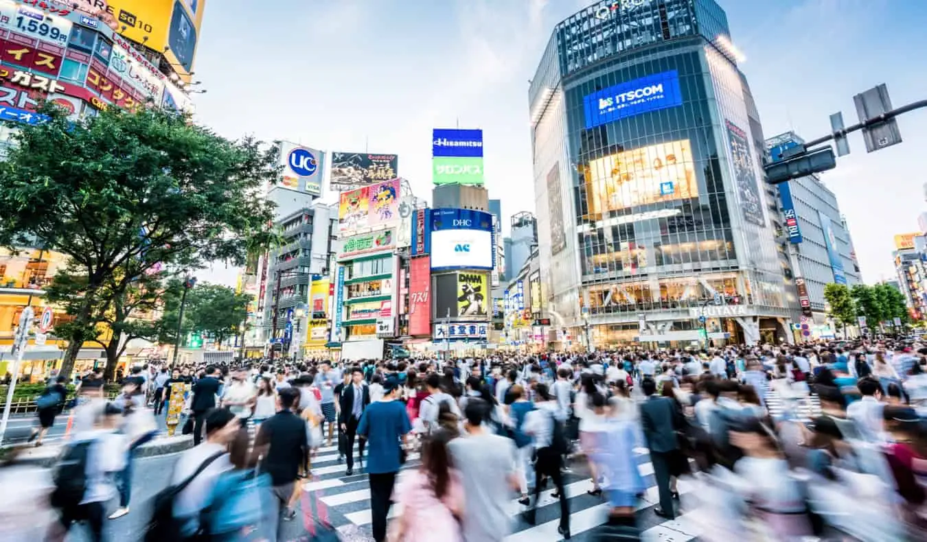 Eine riesige Menschenmenge überquert die Straße im geschäftigen Tokio, Japan