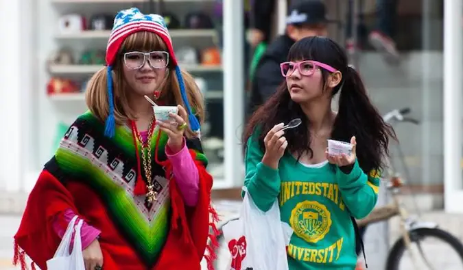 Dos chicas en Japón ilustrando las extravagantes tendencias de la moda japonesa.