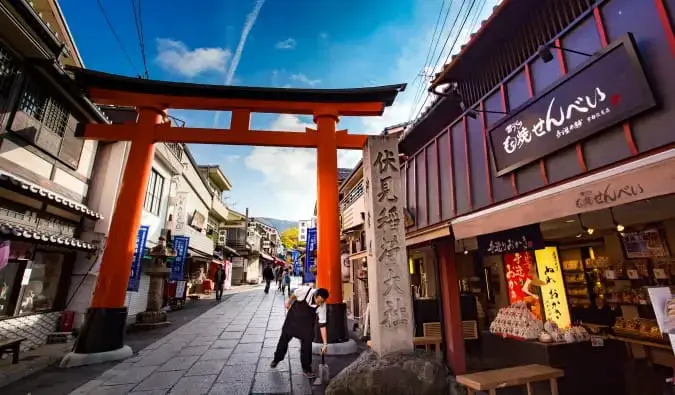 日本の小さな商店が並ぶ繁華街