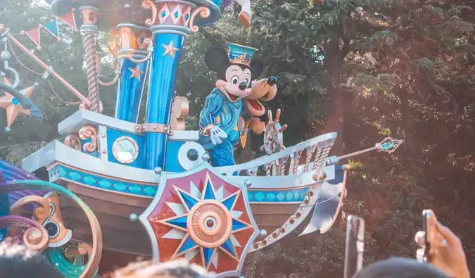 Mickey Mouse op een flat tijdens een parade in Disneyland in Tokio, Japan