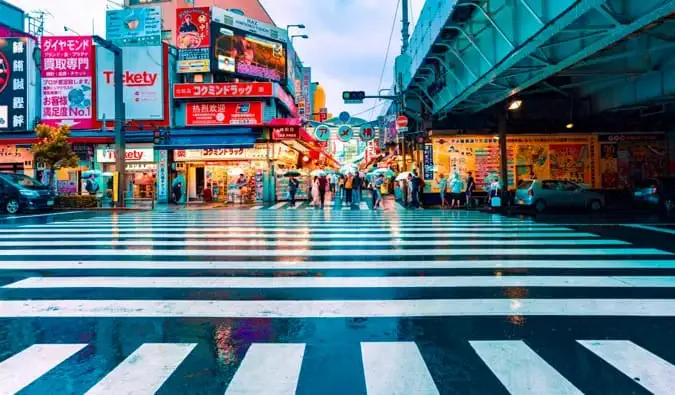 Jedna z mnoha rušných křižovatek v Asakusa, Tokio, Japonsko, když prší