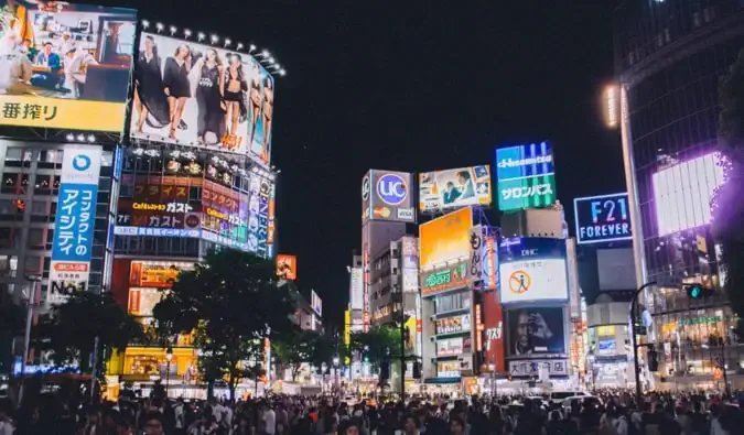 Het drukke Shibuya-kruispunt in Tokio, Japan 's nachts