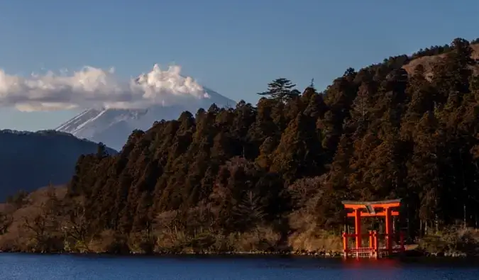 A Fuji-hegy kilátása Hakonéből, előtérben egy torii-kapu