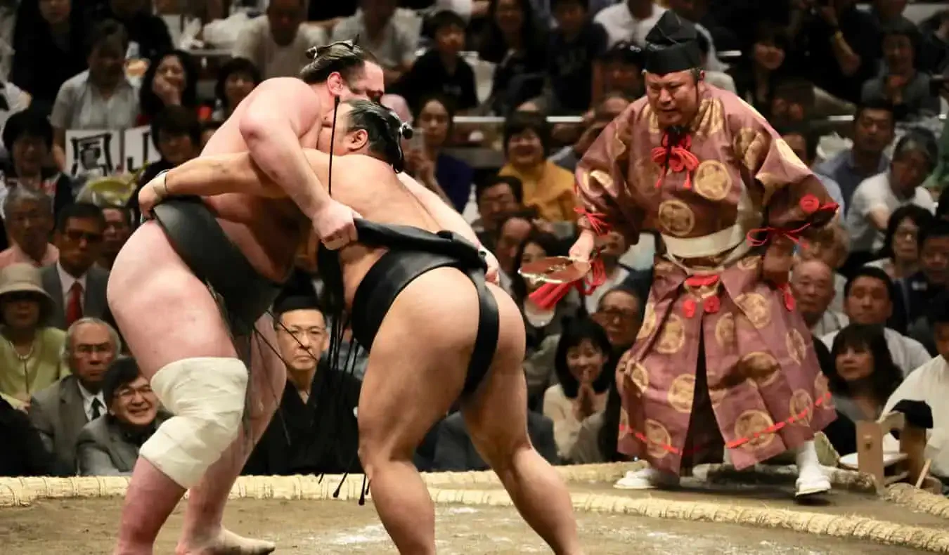 Un combate de lucha de sumo en Tokio, Japón