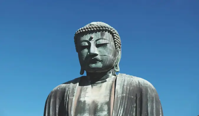 El Gran Buda en Kamakura, Kapan contra un cielo azul brillante