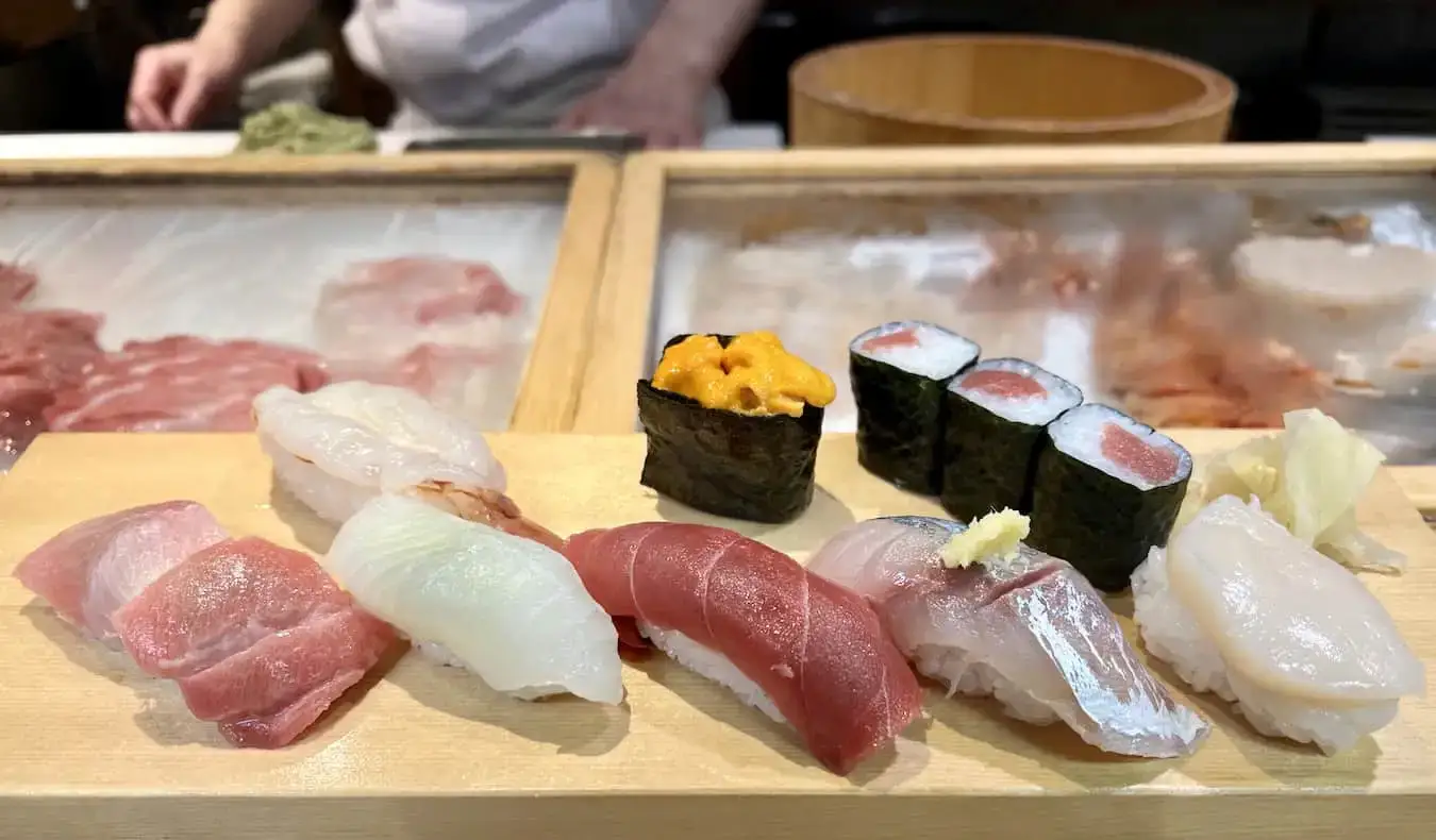 Sushi tươi ngon trong một nhà hàng nhỏ ở Tokyo, Nhật Bản