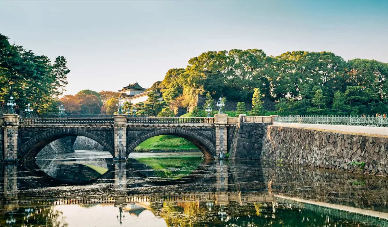 en fredelig hage nær det keiserlige palass i vakre Tokyo, Japan