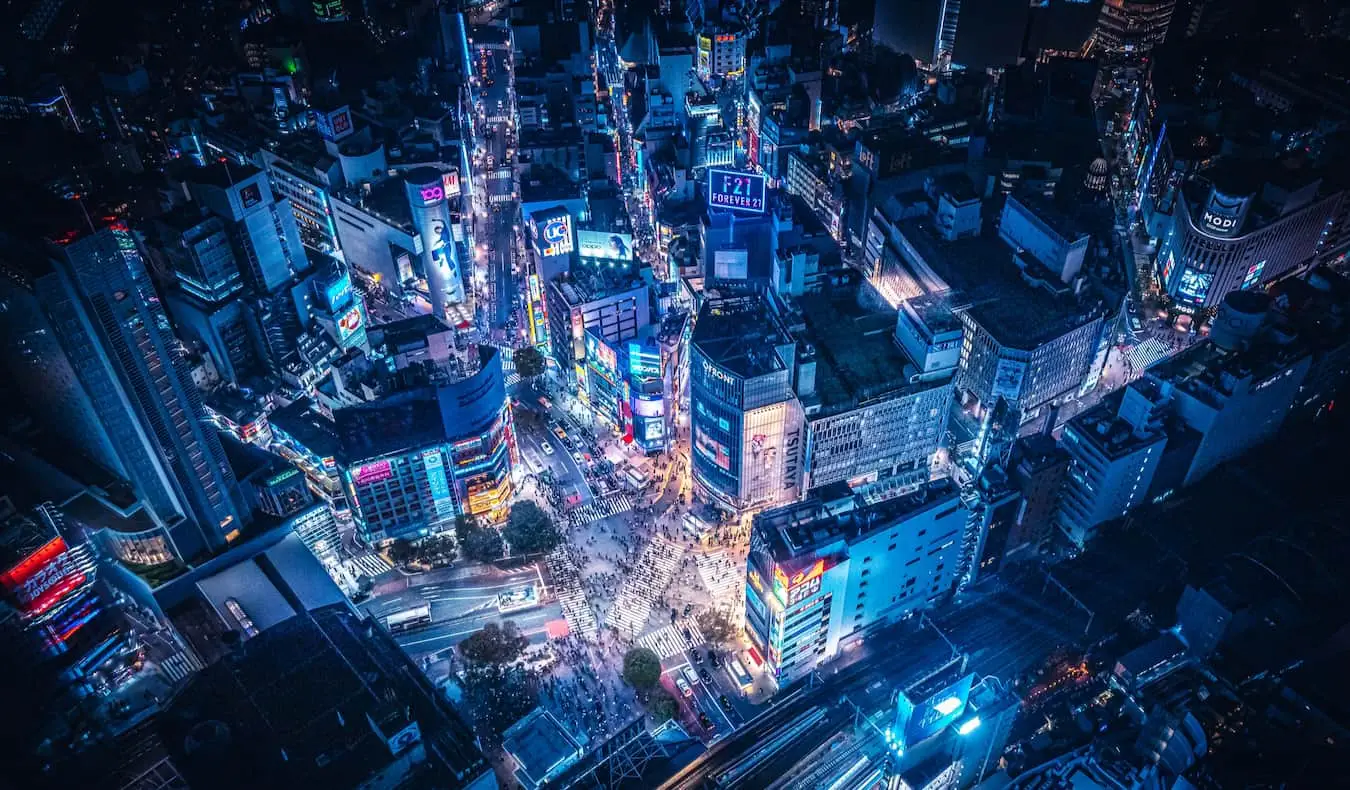 die belebten Straßen Tokios bei Nacht am belebten Shibuya Crossing