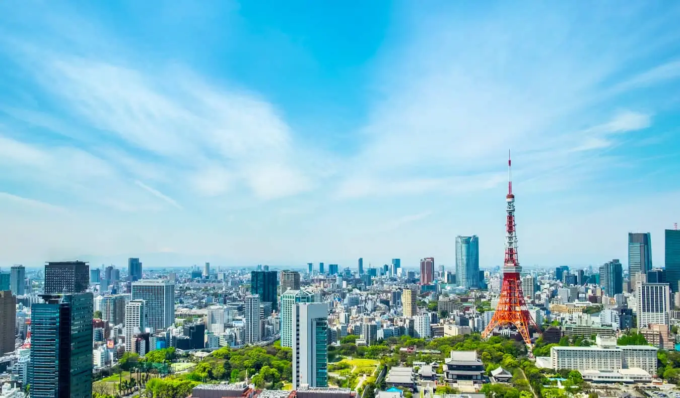 Tháp Tokyo ở Tokyo, Nhật Bản vào một ngày hè rực rỡ và đầy nắng