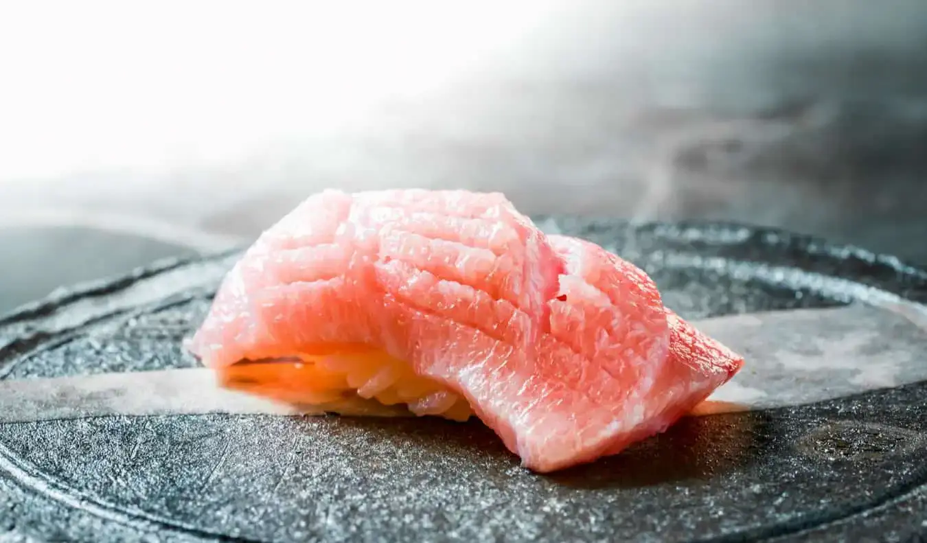 Tuore sushi Tokiossa, Japanissa lautasella odottamassa syömistä